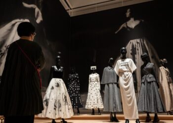 Unos trajes expuestos en el Museo de Arte Contemporáneo de Tokio en el marco de la muestra "Christian Dior, diseñador de sueños", fotografiados el 19 de diciembre de 2022. Foto: AFP.