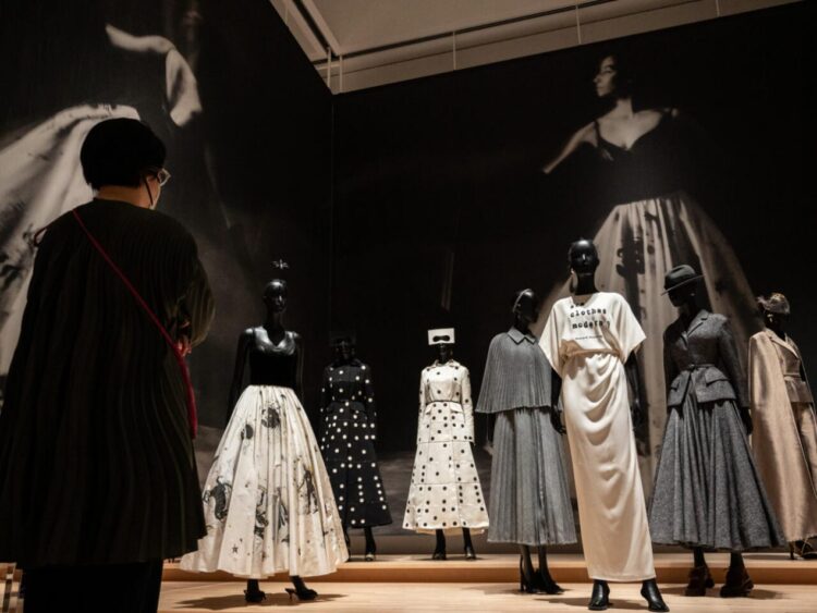 Unos trajes expuestos en el Museo de Arte Contemporáneo de Tokio en el marco de la muestra "Christian Dior, diseñador de sueños", fotografiados el 19 de diciembre de 2022. Foto: AFP.