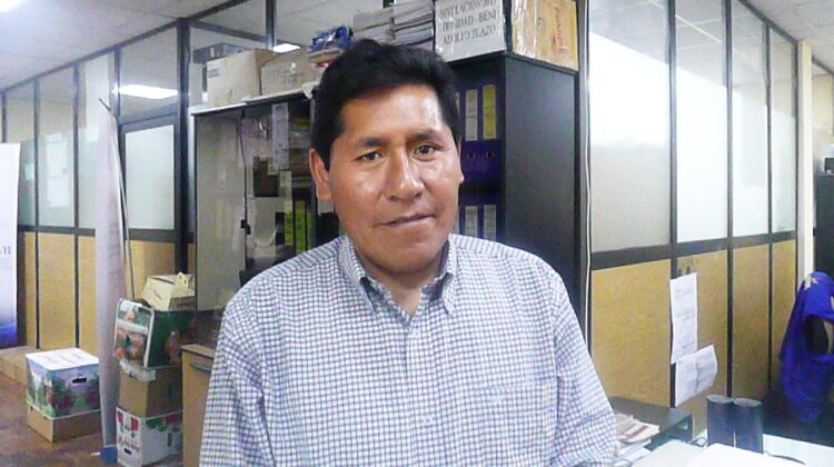 El director de educación de adultos del Ministerio de Educación, Reynaldo Yujra, resaltó el interés de los participantes. Foto: Pedro Luna