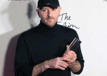 El diseñador de Balenciaga, Demna Gvasalia, posa tras recibir un premio de la moda británico, el 5 de diciembre de 2016 en Londres. Foto: AFP.