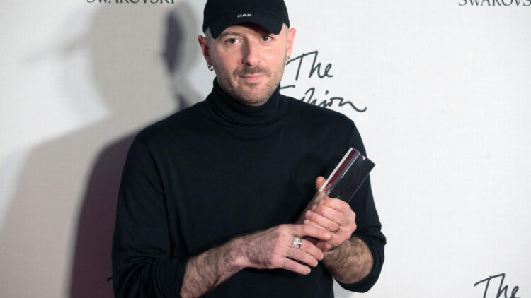 El diseñador de Balenciaga, Demna Gvasalia, posa tras recibir un premio de la moda británico, el 5 de diciembre de 2016 en Londres. Foto: AFP.