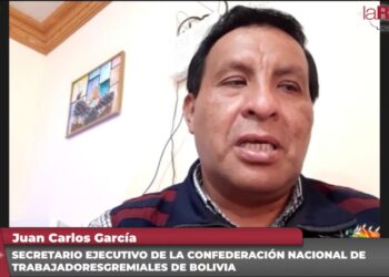 Gremiales de Santa Cruz duermen en sus puestos de venta ante amenaza de saqueos