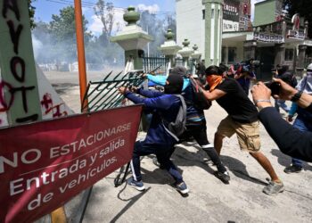 Disturbios en cuartel militar durante protesta por desaparición de 43 estudiantes mexicanos