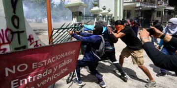 Disturbios en cuartel militar durante protesta por desaparición de 43 estudiantes mexicanos
