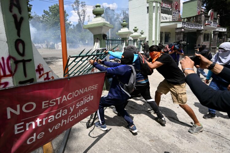 Disturbios en cuartel militar durante protesta por desaparición de 43 estudiantes mexicanos