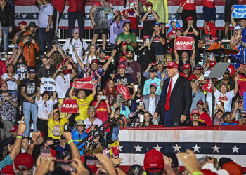 Biden y Trump encabezan un último día de campaña.