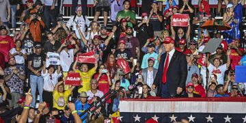 Biden y Trump encabezan un último día de campaña.