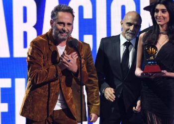El músico uruguayo Jorge Drexler acepta el premio al Disco del año en el escenario durante la 23ª edición de los premios Grammy Latinos en el Michelob Ultra Arena del Mandalay Bay en Las Vegas, Nevada, el 17 de noviembre de 2022. Foto: AFP.