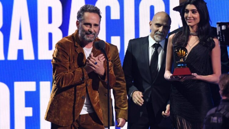 El músico uruguayo Jorge Drexler acepta el premio al Disco del año en el escenario durante la 23ª edición de los premios Grammy Latinos en el Michelob Ultra Arena del Mandalay Bay en Las Vegas, Nevada, el 17 de noviembre de 2022. Foto: AFP.