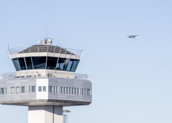 Una avioneta vuela cerca de la torre de control del Aeropuerto de Flesland en Bergen, Noruega, el 19 de octubre del 2022. Foto: AF.