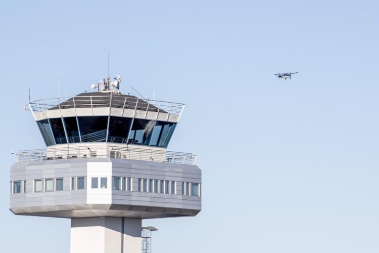 Una avioneta vuela cerca de la torre de control del Aeropuerto de Flesland en Bergen, Noruega, el 19 de octubre del 2022. Foto: AF.