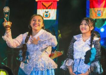 Las hermanas Claudia y Abigail Galvarro reciben el primer premio de la categoría Dúo vocal instrumental, en el festival Aquí canta Bolivia. Foto: GADOR.