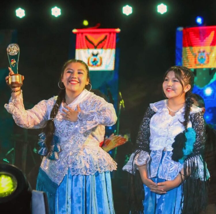 Las hermanas Claudia y Abigail Galvarro reciben el primer premio de la categoría Dúo vocal instrumental, en el festival Aquí canta Bolivia. Foto: GADOR.