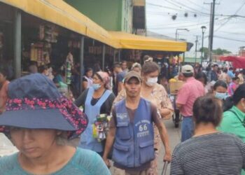La población cruceña procede a abastecerse de los mercados. Foto: Captura Unitel