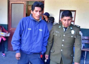 El dirigente Porfidio Rivero es aprehendido por la Policía. Foto: APG