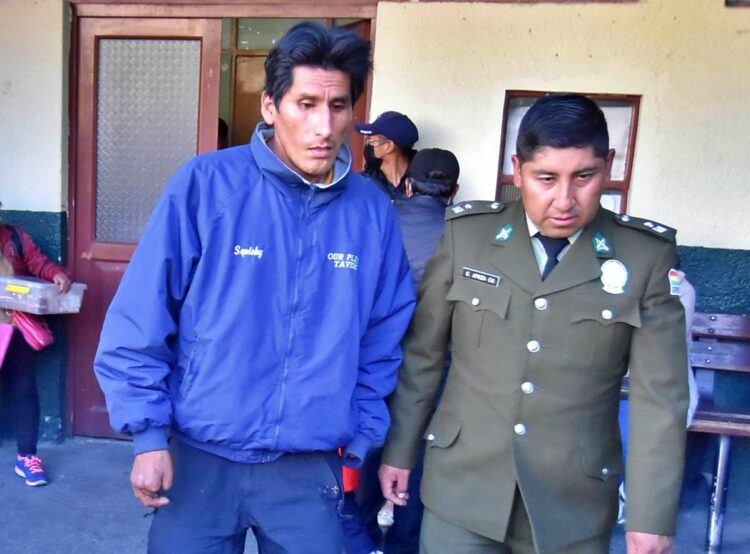 El dirigente Porfidio Rivero es aprehendido por la Policía. Foto: APG