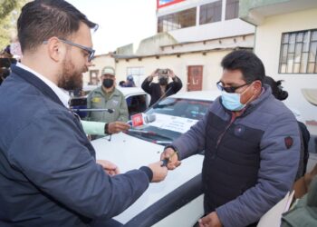 El ministro de Gobierno, Eduardo Del Castillo, entrega las llaves de un vehículo. Foto: Policía Boliviana