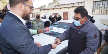 El ministro de Gobierno, Eduardo Del Castillo, entrega las llaves de un vehículo. Foto: Policía Boliviana