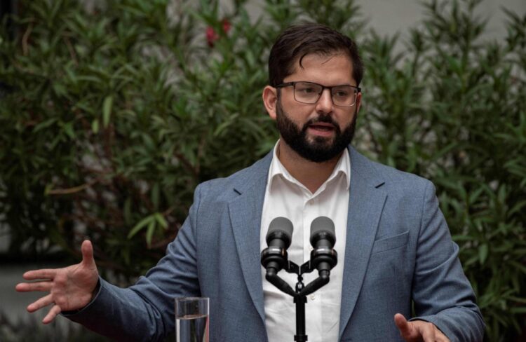 El presidente de Chile, Gabriel Boric, en conferencia de prensa. Foto: AFP