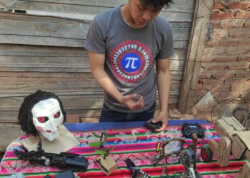 Este joven genio, desde los 11 años, fabrica robots y adornos con material reciclado. Foto: Ana Flores