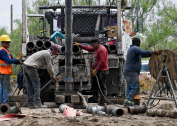 Ingenieros evalúan la situación real. Foto: AFP