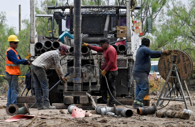 Ingenieros evalúan la situación real. Foto: AFP