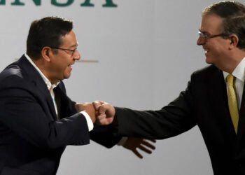 El presidente Luis Arce y el canciller Marcelo Ebrard, en maro de 2021. Foto: APF