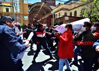 Enfrentamientos entre choferes, algunos apoyan la Cumbre y otros están en contra. Foto: Rodwy Cazón
