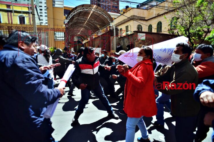 Enfrentamientos entre choferes, algunos apoyan la Cumbre y otros están en contra. Foto: Rodwy Cazón