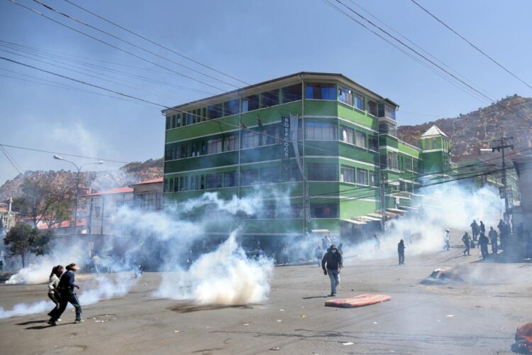 Gases lacrimógenos invaden las inmediaciones del mercado de Adepcoca situado en Villa Fátima. Foto: Rodwy Cazón