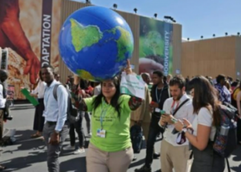 Protesta en contra de la participación de promotores de energías fósiles en el exterior del Centro Internacional de Convenciones de la ciudad egipcia de Sharm el Sheij, que acoge la cumbre climática COP27. Foto: AFP.