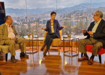 Economistas recomiendan concertación y consensos para cuidar la economía del país
