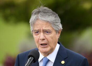 Ecuador aumenta a $us 450 el salario básico para 2023.