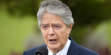 Ecuador aumenta a $us 450 el salario básico para 2023.