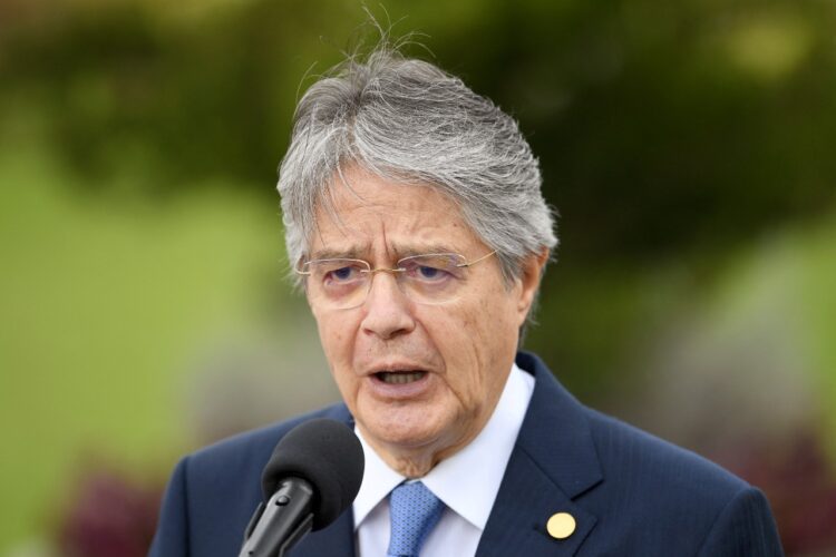 Ecuador aumenta a $us 450 el salario básico para 2023.