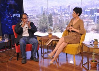 Édgar Arandia explica la importancia de la festividad de las ñatitas en el programa Piedra, Papel y Tinta, de La Razón. Foto: Oswaldo Aguirre.