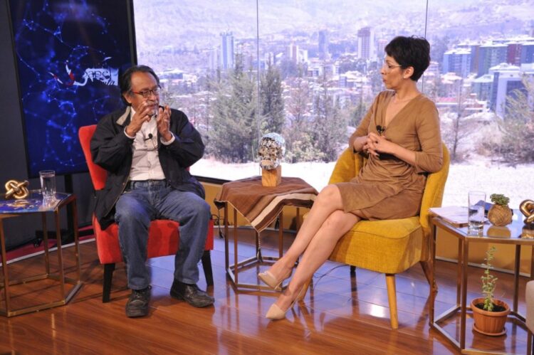 Édgar Arandia explica la importancia de la festividad de las ñatitas en el programa Piedra, Papel y Tinta, de La Razón. Foto: Oswaldo Aguirre.