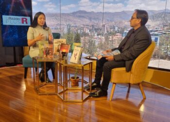 La gerente de la Editorial del Estado, Estela Machicado, en el Galpón, de La Razón, junto a Antonio Dalence. Foto: Oswaldo Aguirre.