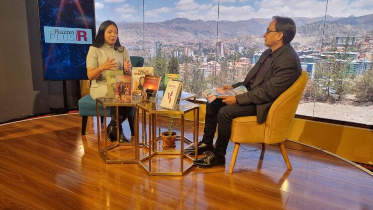 La gerente de la Editorial del Estado, Estela Machicado, en el Galpón, de La Razón, junto a Antonio Dalence. Foto: Oswaldo Aguirre.