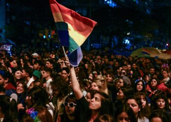 Montevideo se pinta con los colores del arcoiris en marcha por la diversidad