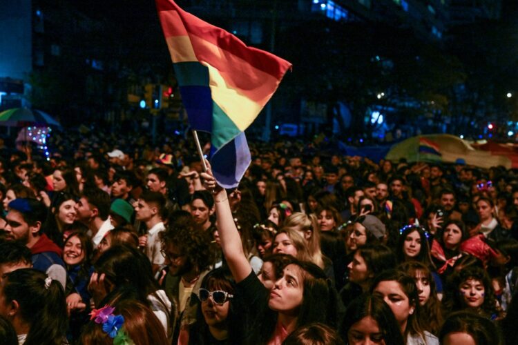 Montevideo se pinta con los colores del arcoiris en marcha por la diversidad