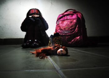 Los casos de violencia hacia los niños incrementan en el país. Foto: Producción LR