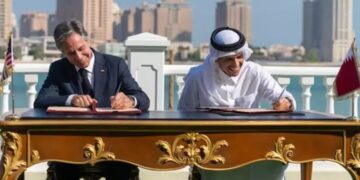 El secretario de Estado de Estados Unidos, Antony Blinken, y el viceprimer ministro y ministro de Exteriores de Catar, Mohammed bin Abdulrahmán bin Jassim Al Thani, han firmado una carta de cooperación.