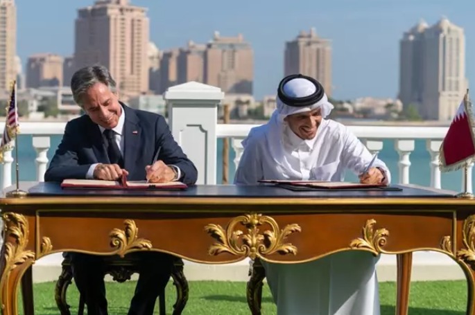 El secretario de Estado de Estados Unidos, Antony Blinken, y el viceprimer ministro y ministro de Exteriores de Catar, Mohammed bin Abdulrahmán bin Jassim Al Thani, han firmado una carta de cooperación.