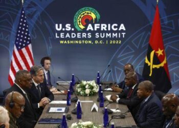 El secretario de Estado estadounidense, Antony Blinken (cuarto desde la izquierda) y el secretario de Defensa estadounidense, Lloyd Austin (tercero desde la izquierda), se reúnen con el presidente de Angola, Joao Lourenco (cuarto desde la derecha), durante la cumbre de Estados Unidos con líderes africanos en Washington, 13 de diciembre de 2022. Foto: AFP.