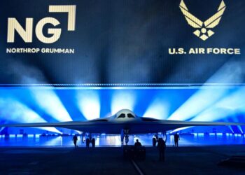 Presentación del bombardero furtivo B-21 el 2 de noviembre de 2022 en Palmdale, California. Foto: AFP.