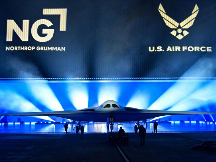 Presentación del bombardero furtivo B-21 el 2 de noviembre de 2022 en Palmdale, California. Foto: AFP.