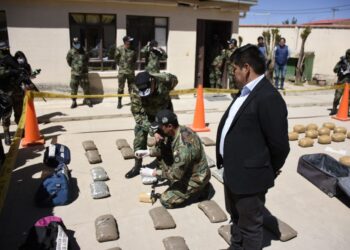 Efectivos presentan la droga incautada. Foto: FELCN