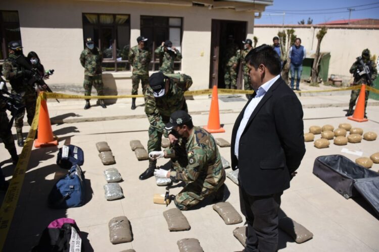 Efectivos presentan la droga incautada. Foto: FELCN