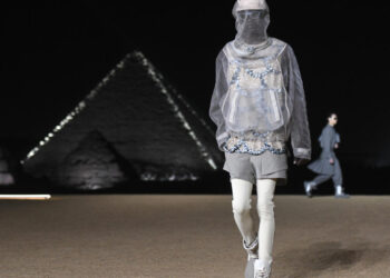 Un modelo durante el desfile de la casa francesa de alta costura Dior en la Necrópolis de las pirámides de Guiza, el 3 de diciembre de 2022. Foto: AFP.